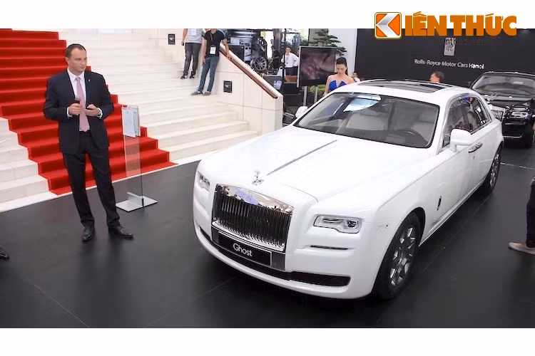 Dù không phải là nhà phân phối chính thức của thương hiệu xe siêu sang Rolls-Royce nhưng Euro Auto - Nhà phân phối BMW và MINI tại Việt Nam đã hợp tác cùng Regal Auto - nhà phân phối Rolls-Royce để bố trí một khu vực trưng bày riêng tại Triển lãm BMW World Vietnam 2016 với 2 chiếc xe siêu sang Rolls-Royce Ghost Series II EWB.