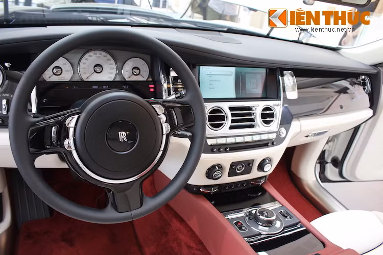 Những vật liệu sang trọng như gỗ cao cấp, các tấm thảm lót làm từ lông cừu, lớp len cashmere/da bọc trần xe và da thượng hạng bọc ghế khiến không gian cabin của Ghost là một nơi lý tưởng để tận hưởng và thư giãn. Đương nhiên, khách hàng cũng có thể tự do cấu hình cả nội thất và ngoại thất chiếc xe theo ý muốn qua chương trình Bespoke của Rolls-Royce.