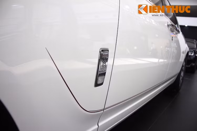 Ở hai bên thân xe của Ghost Series II, đường dập nổi ở bên dưới thân xe (Waft Line)kết thúc với góc nghiêng về phía trước lớn hơn. Những đường kẻ tay Coachline chạy dọc thân xe ở phía trên và giữa hai vòm bánh Waft Line càng khiến cho vẻ thanh lịch của Ghost tăng lên.