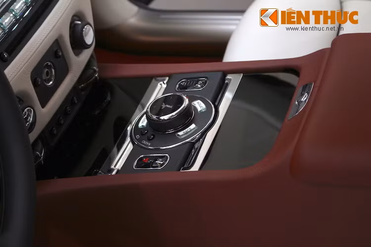 Cụm phím điều khiển với núm xoay mang biểu tượng Spirit of Ecstasy đặt ở bệ trung tâm trước và bệ tì tay sau xe giúp kiểm soát các chức năng trong cabin.