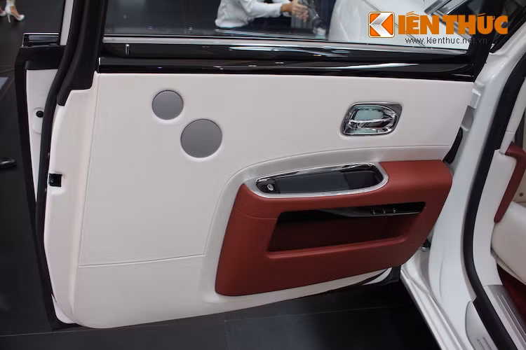 Đi kèm với hệ thống thông tin giải trí là hệ thống loa Bespoke với 18 loa, được phát triển dành riêng cho Rolls-Royce để đem tới chất lượng âm thanh hi-end bên trong nội thất xe.