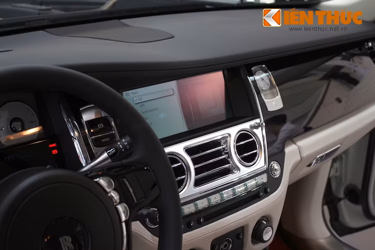 Nằm cạnh đồng hồ trên bảng điều khiển trung tâm của Ghost là màn hình hiển thị của hệ thống thông tin giải trí, với giao diện iDrive của hãng mẹ BMW nhưng có một số tính năng "hàng thửa" chỉ có trên Royce, chẳng hạn như điều khiển biểu tượng (mascot) Spirit of Ecstasy đặt trước nắp ca-pô xe.