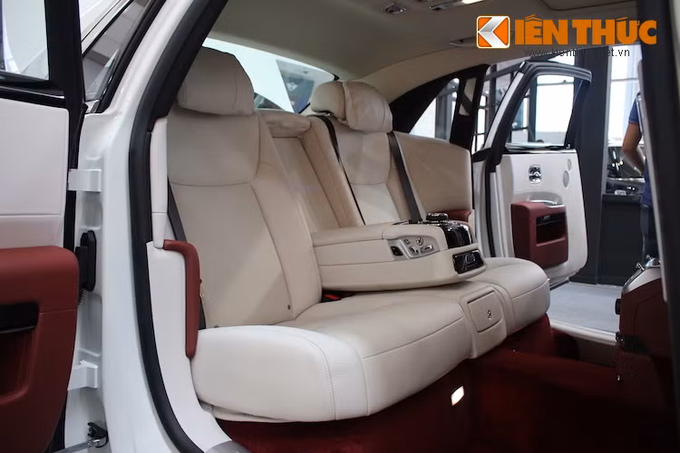 Trên phiên bản thân dài EWB, những nhân vật quan trọng ngồi hàng ghế sau của xe có khoảng để chân rộng rãi, lớn hơn tới 17 cm so với bản SWB để có thể thoải mái duỗi chân và tận hưởng từng chuyến đi.