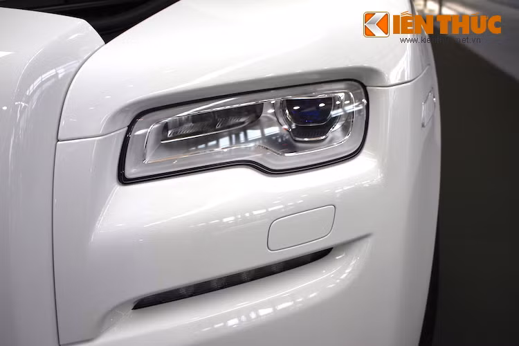 Trên Ghost Series II, Rolls-Royce đã trang bị cho xe bộ đèn pha LED mới với ánh sáng trắng sáng hơn, pha thay đổi theo góc lái và có thêm khả năng tự thay đổi cách chiếu sáng để tránh làm lóa mắt người lái xe đi ngược chiều.