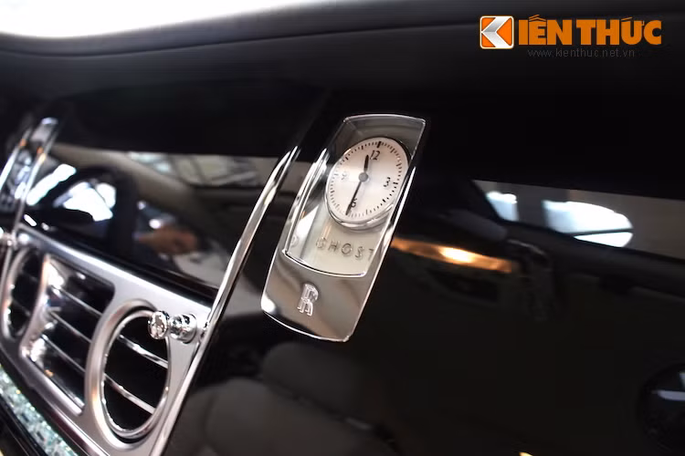 Mỗi chiếc Rolls-Royce hiện đại đều có một chiếc đồng hồ cơ nằm trên bảng táp-lô. Nếu như một phiên bản đặc biệt của xe được tung ra, thiết kế mặt đồng hồ cũng sẽ có sự khác biệt tùy theo chủ đề của phiên bản đặc biệt đó. Các chi tiết ốp gỗ trong xe đều đã được lấy từ một cây gỗ duy nhất để tạo sự liền mạch vân. Từng thớ gỗ cũng được các nghệ nhân của Rolls-Royce dành tới 14 ngày để chế tác và đánh bóng bằng tay.