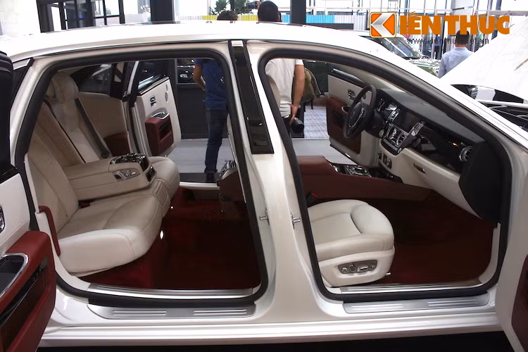 Một trong những đặc trưng của các dòng Rolls-Royce Sedan là cửa sau mở ngược để giúp các "VIP" ra vào xe thuận tiện hơn. Với những cánh cửa được mở ra hoàn toàn, nội thất của Ghost sẽ phô bày ra vẻ đẹp của sự đơn giản nhưng hiện đại và tiện nghi, xứng đáng với đẳng cấp của một chiếc xe siêu sang.
