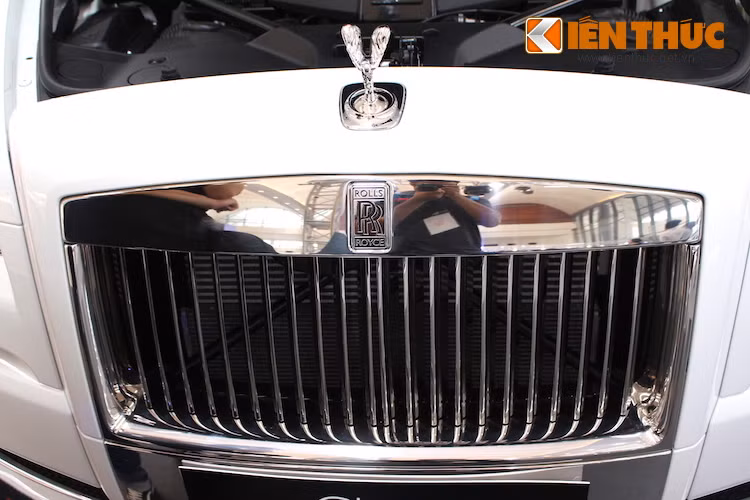 Cản trước của xe cũng chỉ có sự thay đổi nhẹ khi loại bỏ đi phần lõm giữa đèn pha và đèn LED ban ngày, có thêm các nẹp chrome ở dưới những khe hút gió làm mát phanh. Bản thân những khe hút gió này cũng đã có diện tích lớn hơn một chút để làm mát phanh hiệu quả hơn.