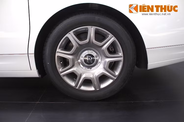 Chiếc xe này được trang bị sẵn mâm 9 cánh 19 inch. Ngoài ra, Rolls-Royce còn đưa ra thêm tùy chọn 1 trong 5 thiết kế mâm với đường kính "ngoại cỡ" 21 inch. Tuy nhiên, dù với bất kỳ đường kính hay thiết kế nào, logo Rolls-Royce ở chụp vành xe sẽ luôn ở vị trí thẳng đứng, ngay cả khi xe đang di chuyển trên đường.