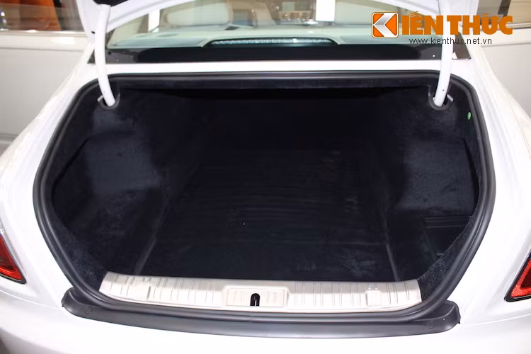 Ở phía sau, khoang hành lý của Ghost Series II có thể tích lên tới 489,88 lít. Tương xứng với đẳng cấp của chiếc xe, toàn bộ bề mặt bên trong khoang hành lý cũng đã được bọc nhung mềm mại và cao cấp.