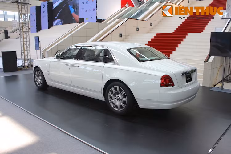 Trên phiên bản "thân dài" EWB, trục cơ sở của Ghost đã được kéo dài hơn, khiến cho cửa sau của chiếc xe dài hơn so với bản SWB thân ngắn. Ở phía sau, Ghost Series II không có sự thay đổi về thiết kế so với Series I trước đó.