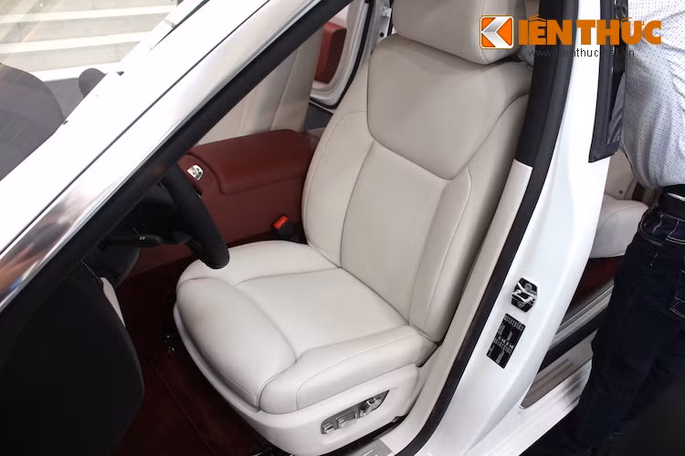 Ghế ngồi của xe đã được Rolls-Royce nghiên cứu kỹ hình dáng để tạo ra cảm giác ngồi thoải mái nhất. Toàn bộ các ghế ngồi của xe đều có tính năng sưởi và massage, và đương nhiên điều chỉnh điện hoàn toàn.