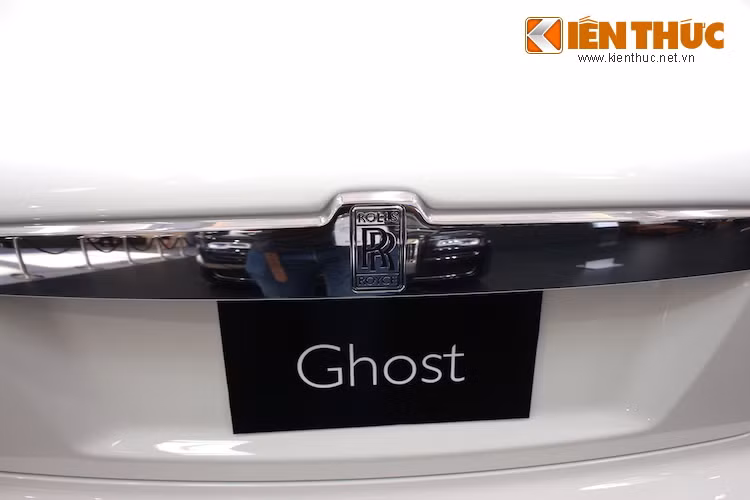 Thiết kế đuôi xe một lần nữa cũng rất đơn giản với 2 đèn hậu LED đặt đối xứng, nằm giữa là hốc biển số với tay nắm mở khoang hành lý mạ chrome bóng khắc logo Rolls-Royce.