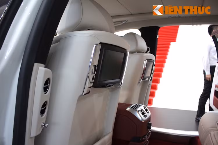 Treo trên lưng ghế trước là 2 màn hình 9,2 inch độ phận giải cao với hệ thống thông tin giải trí điều khiển độc lập, đem tới trải nghiệm giải trí đa phương tiện ngay cả trong những chuyến đi dài nhất.