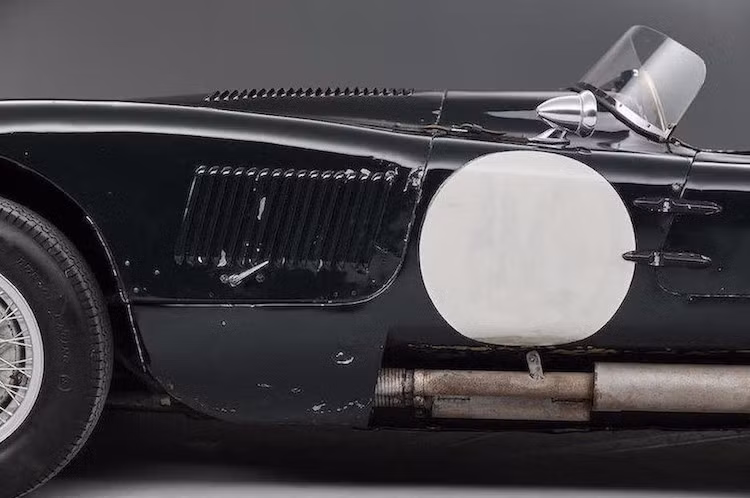 Chiếc Jaguar C-Type trong bài viết này đã đươc mua bởi Guy Griffiths - một người sưu tập xe hơi ở Anh vào năm 1963. Lúc đó, Guy chỉ phải trả số tiền tương đương 918 USD cho chiếc xe (khoảng hơn 20 triệu đồng theo tỷ giá hiện nay).