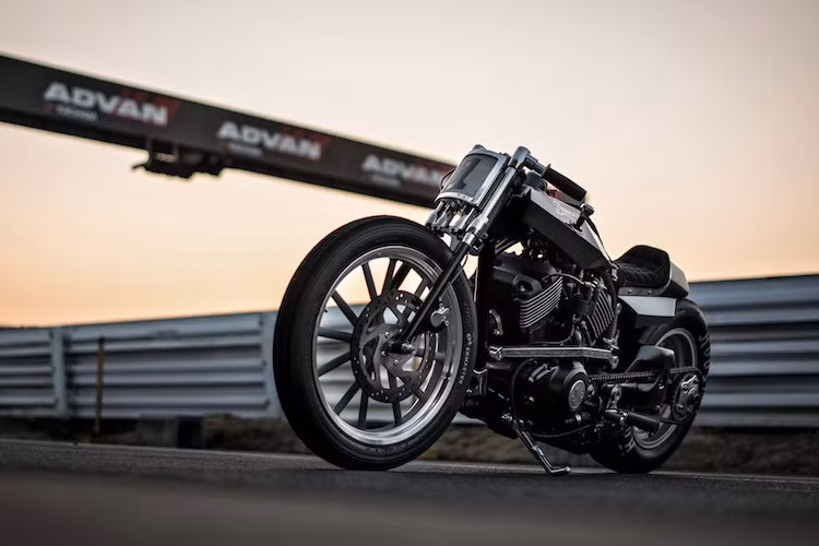 Bình xăng thực sự của chiếc xe đã được chuyển ra "gò" đằng sau ghế ngồi, khiến cho 2 nhà độ xe Nhật có thể tạo ra một bình xăng "giả" thấp và đầy góc cạnh trước mặt người lái. Một điểm kỳ lạ của chiếc xe này đó là việc chuyển số được thực hiện bằng cần gạt tay như ôtô, trong khi chân của người lái sẽ sử dụng "cần số" thông thường để điều khiển côn.