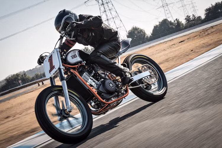 Bên cạnh khung, hệ thống giảm xóc cũng đã được thay thế với phuộc Ceriani 43 mm ở bánh trước và Ohlins TTX GP ở phía sau. Cùng với cặp vành Roland Sands Del Mars 19 inch và lốp Dunlop DT3, chiếc Street 750 đã hoàn toàn "thoát xác" để trở thành một mẫu xe đua flat tracker độc đáo.