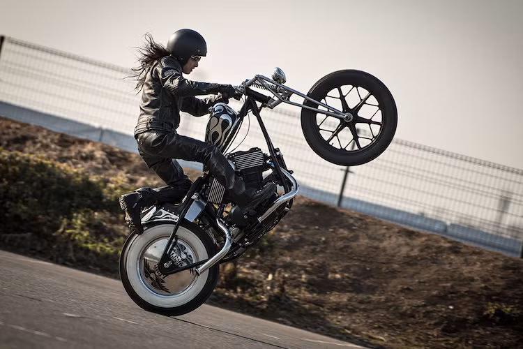 Gần hơn với các phong cách độ Harley truyền thống, Masayuki Sugihara từ xưởng Luck Motorcycles đã tạo ra Gunslinger - một chiếc Street 750 được độ lại theo phong cách chopper, với bộ phuộc trước dạng girder kèm theo bánh trước Kim Tab hình hoa tuyết có đường kính lên tới 19 inch.