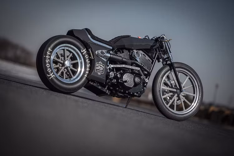 Có tên gọi khá kỳ lạ là Zonnevlek (nghĩa là Vết đen trên Mặt trời trong tiếng Hà Lan), chiếc xe độ của Yoshikazu Ueda &amp; Yuichi Yoshizawa - chủ xưởng Custom Works Zon thuần theo phong cách drag với phuộc trước sau mới hoàn toàn, vành W&amp;W 19 inch ở bánh trước và Rocket Racing 15 inch ở bánh sau.