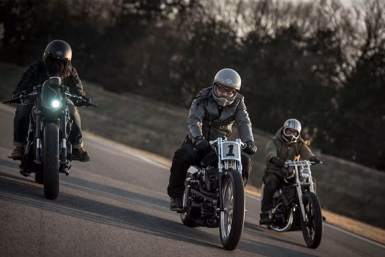 Tương tự như chương trình Battle of the Kings ở châu Âu, tại Nhật, Harley-Davidson đã tổ chức cuộc thi độ xe Street Build Off dành riêng cho các nhà độ xe thi tài, với yêu cầu đó là bản độ phải được dựng lên từ mẫu Harley-Davidson Street 750.