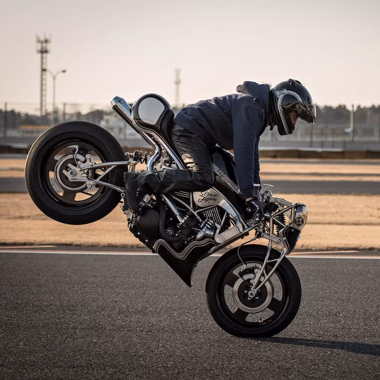 Trước đây Kiến Thức đã từng có dịp giới thiệu chiếc Streetfighter XG750 Turbo do Kaichiroh Kurosu từ xưởng Cherry's Company chế tạo. Đây là một chiếc Street 750 được độ "khủng" theo phong cách streetfighter và dù không chế khung mới như Hideki với bản độ flat tracker, nhưng Kaichiroh cũng đã sửa tới hơn 50% bộ khung nguyên bản của chiếc xe.