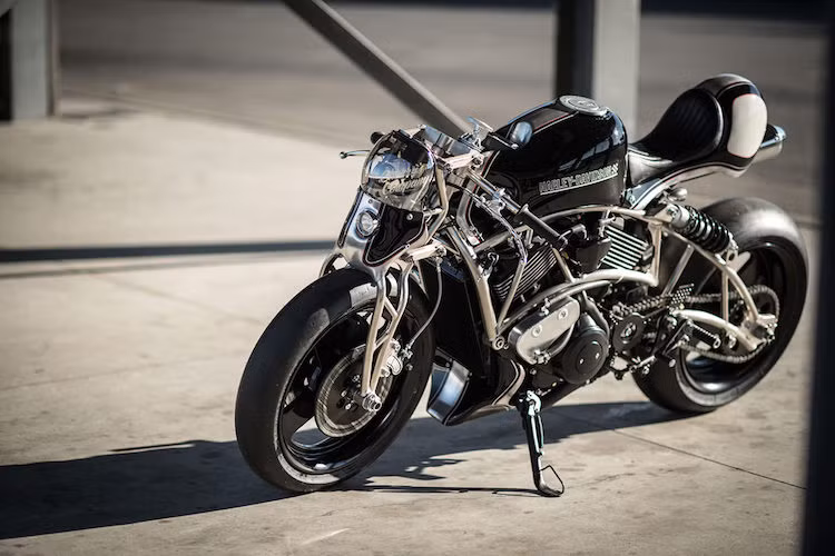 Tuy nhiên, điểm nhấn đặc biệt nhất của chiếc xe đó là khối động cơ V-Twin đã được lắp hệ thống tăng áp kèm theo đầy đủ dàn tản nhiệt và ống do Kaichiroh thiết kế. Ngoài ra, một số đặc điểm khác của bản độ này gồm phần thân xe thiết kế độc nhất vô nhị và cặp mâm 4 cánh kèm lốp đua vân trơn.