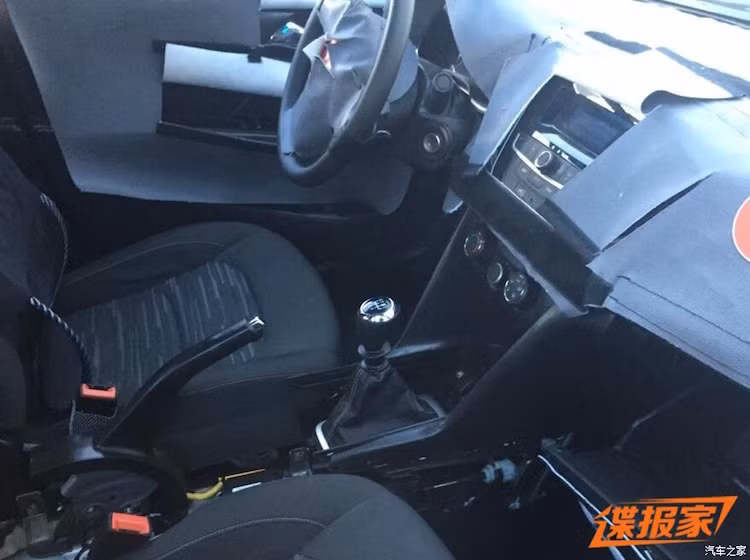 Do có giá rẻ nên nội thất của Cavalier khá đơn giản với ghế nỉ và nhiều chi tiết nhựa cứng kém sang trọng. Mặc dù vậy, chiếc xe cũng có thiết kế cabin khá đẹp mắt với bảng táp-lô dạng "thác đổ" ở phần trung tâm và hệ thống âm thanh cơ bản với đầu đĩa CD, kết nối USB.