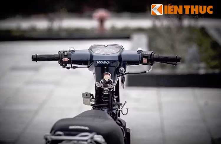 Cụm đồng hồ nguyên bản của Dream cũng đã được thay bằng đồng hồ Koso loại dành cho Yamaha Exciter đời 2009 trở về trước, sau đó chế mủ dàn đầu để vừa khít với động cơ mới.