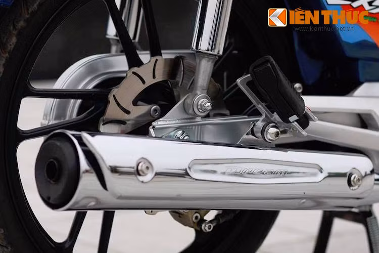 Thay vì dùng pô Future Neo như nhiều chiếc xe Dream kiểng khác, chủ xe đã lựa chọn pô nhập của Honda Dream 125, sau đó móc vách để cho âm thanh trầm ấm hơn.