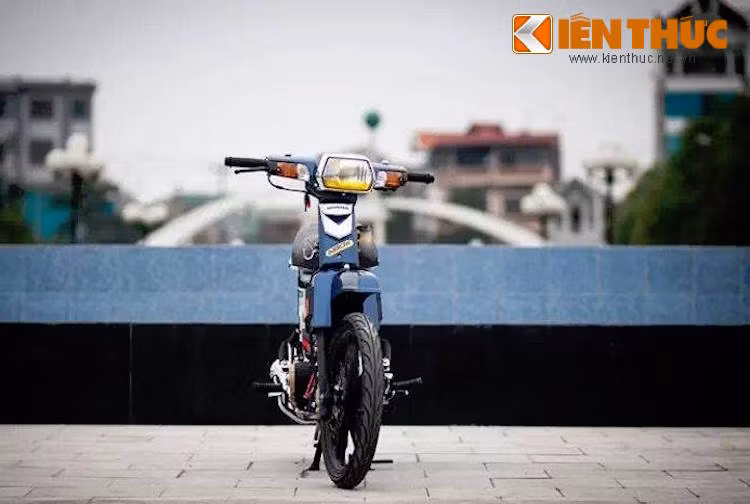 Những người chơi xe Dream ở miền Bắc thường thích "giật xe cũ" lại cho giống một chiếc Honda Dream "đập thùng". Tuy nhiên chủ của chiếc Dream kiểng tại Bắc Giang này đã không đi theo con đường đó, mà hướng tới phong cách chơi "lên đồ" cầu kỳ hơn.