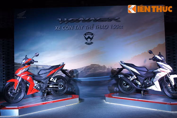 Từng được Honda trưng bày tại triển lãm xe máy Việt Nam hồi tháng 4/2016 vừa qua, nhưng phải tới nay Honda Winner 150 mới được chính thức công bố giá cùng thời điểm bán ra. Đây là mẫu xe côn tay đầu tiên của Honda được sản xuất tại Việt Nam.