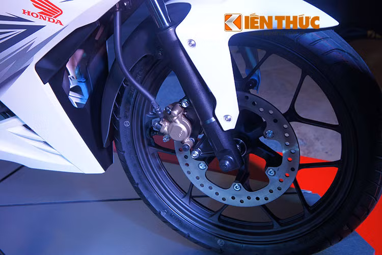 Mâm của Winner có thiết kế 6 cánh kép độc đáo, chưa từng xuất hiện trên mẫu xe underbone nào ở Việt Nam, với bản mâm phía trước 1.85/17. Xe sử dụng lốp 90/80/17 cho bánh trước.