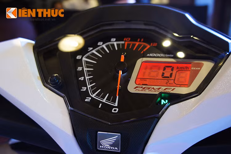 Bảng đồng hồ của Winner có hình đa giác khá giống Honda Wave, nhưng hiện đại hơn nhiều với màn hình LCD nhỏ hiển thị các thông số chính, chỉ có duy nhất đèn báo "mo" và đồng hồ báo tua lớn.