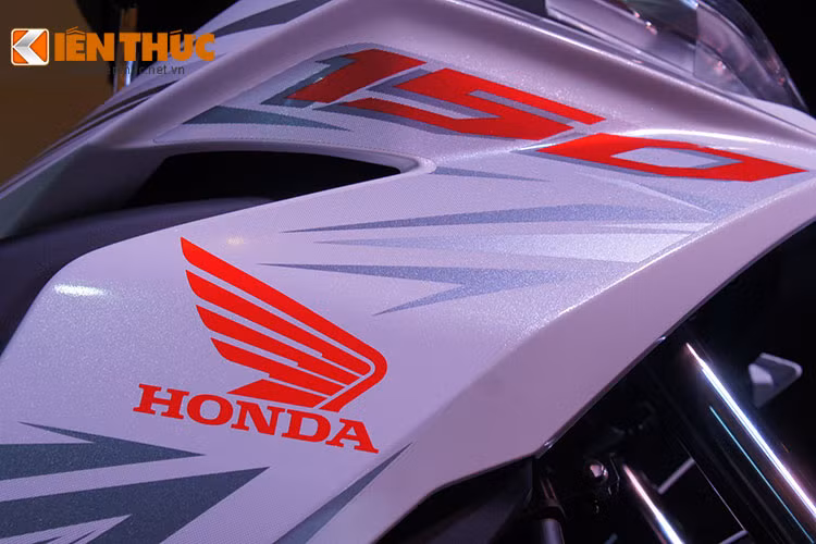 Xe được bán với tổng cộng 4 màu sắc khác nhau, chia làm 2 phiên bản là Thể thao và Cao cấp. Trong đó, bản Thể thao gồm 2 màu Đỏ Đen/Trắng Đen và bản Cao cấp gồm Xanh mờ/Đen mờ.