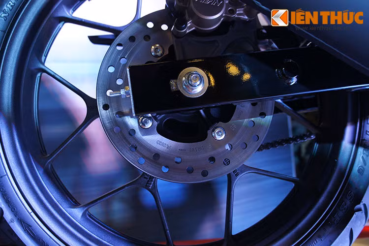 Dù sử dụng lốp kích thước lớn 120/70/17 nhưng do có bản mâm chỉ rộng 2,15 inch, bánh sau của Winner trông không to bằng Exciter. Xe cũng được trang bị hệ thống phanh đĩa ở bánh sau.