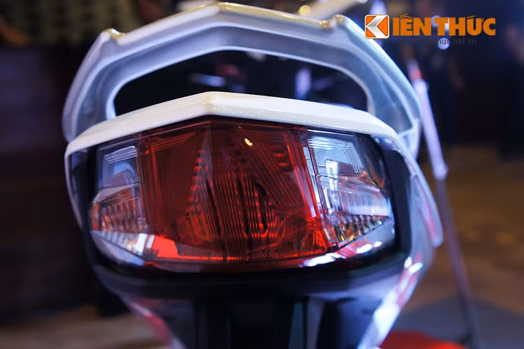 Cụm đèn hậu của Winner được tích hợp kèm với đèn xi-nhan để tạo nên thiết kế gọn gàng hơn nhiều so với các đối thủ. Tất cả các mẫu underbone 150 cc hiện nay ở Việt Nam đều có đèn xi-nhan tách rời và gắn ở dè sau.