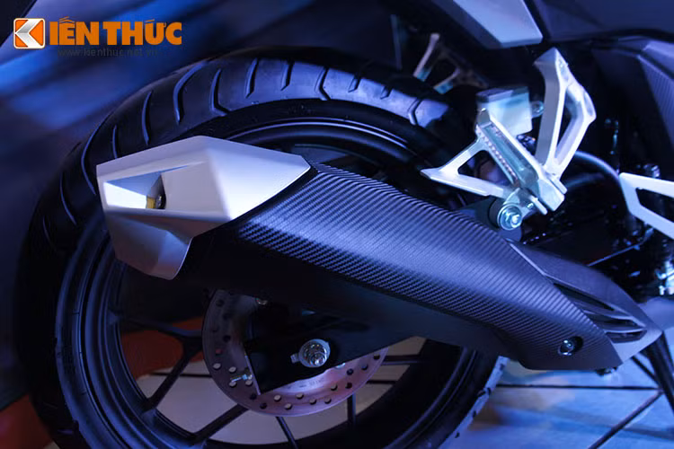 Pô của Winner có thiết kế phần ốp khá đẹp mắt, với chụp sơn màu bạc và giả vân carbon thể thao.