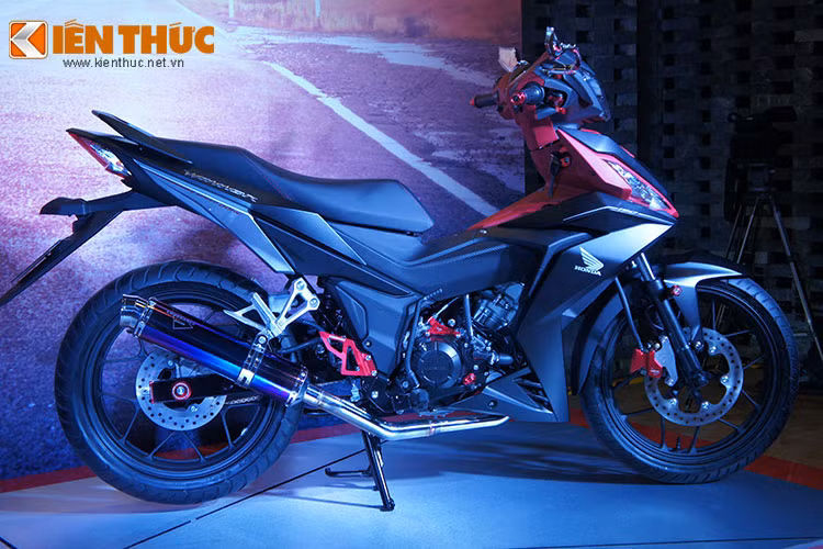 Khung xe của Winner 150 được cấu tạo bởi khung ống đôi gia tăng độ cứng, phù hợp với hiệu suất hoạt động của động cơ, đảm bảo tính ổn định khi di chuyển đường dài cũng như khi dừng, đồng thời mang lại tư thế ngồi thoải mái để người lái an tâm trải nghiệm đầy đủ tính năng thể thao của xe ngay cả khi chở hai người.