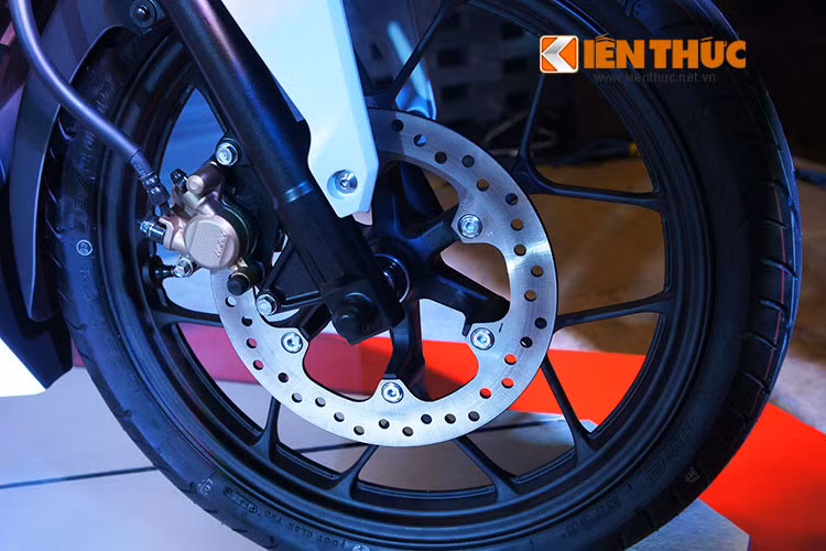 Cũng giống như các đối thủ cùng phân khúc, xe sử dụng phanh đĩa đơn ở phía trước với heo Nissin.