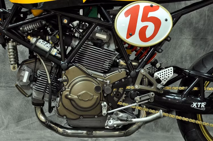 Khối động cơ 750 cc L-Twin nguyên bản của chiếc xe cũng không được Pepo bỏ qua, khi anh đã thay bộ côn độ Frentubo, lọc gió xe đua DNA, cam hiệu năng cao, các cửa nạp xả xú-páp nới rộng và bơm xăng công suất cao. Ngay phía sau động cơ là dàn để chân CNC của SP.