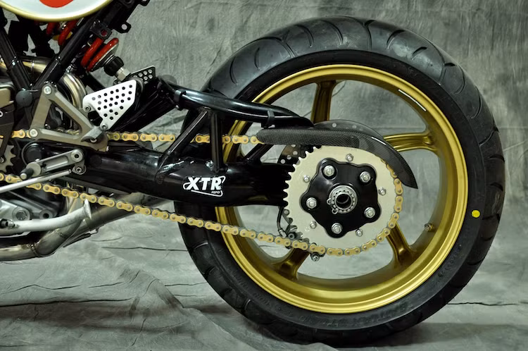 Sức mạnh động cơ được truyền xuống bánh sau thông qua xích vàng Tsubaki, chạy xuyên qua bộ gắp đơn của Ducati Monster S4R.