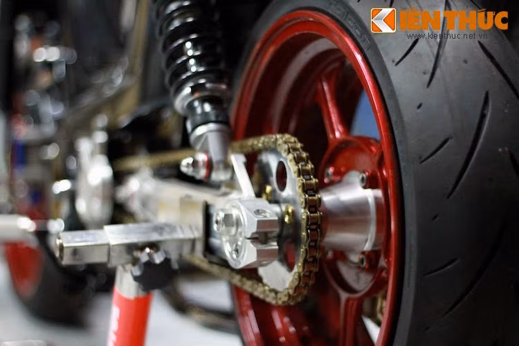 Ở phía sau, mẫu xe máy cỡ nhỏ này sở hữu gắp bằng thép nguyên bản khá mỏng manh của Chaly được thay bằng gắp nhôm cứng cáp hơn nhiều, nối với cặp phuộc Daytona hàng Nhật.