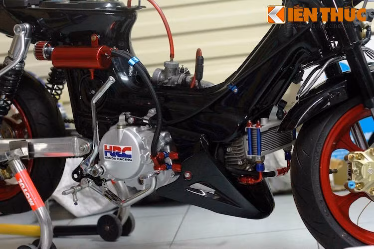 Khối động cơ 50 nguyên bản của chiếc xe đã được thay hoàn toàn bằng cục máy Lifan dung tích cao với côn tay, kèm theo chế hòa khí Keihin và két tản nhiệt dầu.