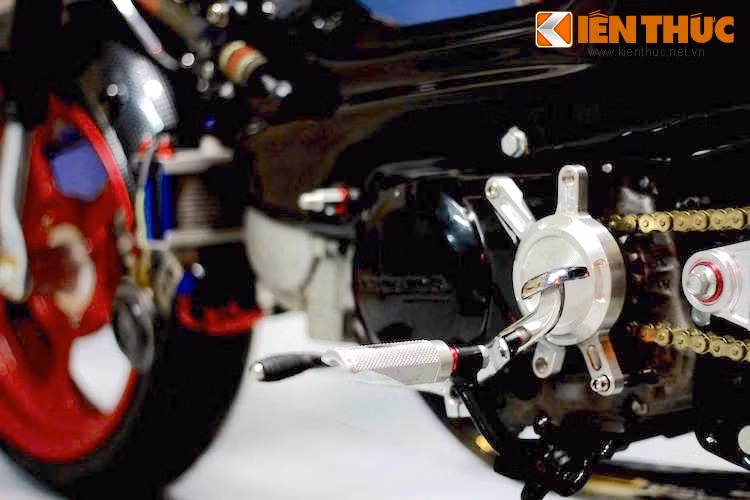 Một số món đồ chơi bằng nhôm như chắn nhông CNC và gác chân tạo thêm điểm nhấn cho chiếc Chaly nhỏ bé.