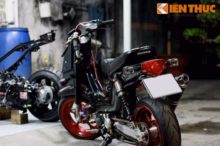 Với những đồ chơi "hàng hiệu" được sắp đặt hợp lý, Honda Chaly đã trở thành chiếc "xe chơi" đầy cá tính và mạnh mẽ.