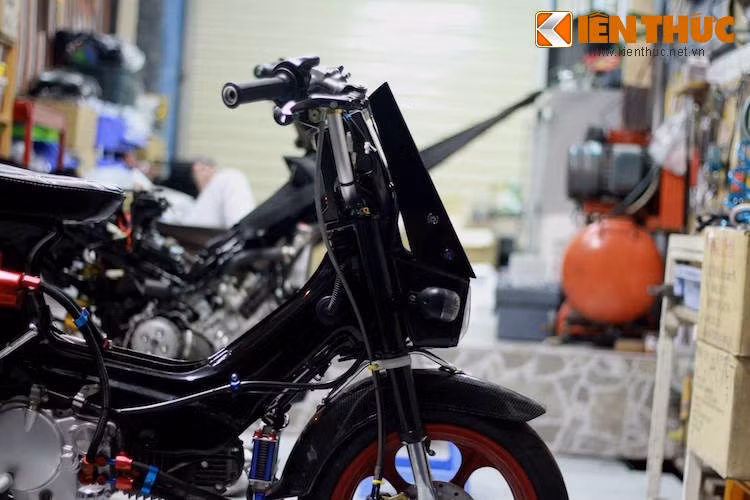 Dựa trên chiếc Chaly đèn vuông "đời cuối, phần thân xe đã được giữ nguyên bản. Tuy nhiên, "dàn chân" của xe đã được nâng cấp mạnh với bộ mâm CNC 5 cây đẹp mắt, với đường kính 12 inch kèm lốp bản rộng. Hệ thống phanh đùm trước của chiếc Chaly đã bị loại bỏ, thay vào đó là phanh đĩa với heo Brembo 2 pis đối xứng.