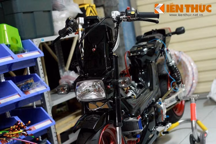 Đèn pha nguyên bản đã mờ theo năm tháng được thay bằng đèn đời sau của Honda Dream Việt, với mặt kính trong hơn và chóa pha tán sáng tốt hơn, bên cạnh 2 đèn xi-nhan màu khói. Ở phía trên, chiếc xe đã được thay ghi-đông clip-on Takegawa từ Nhật và cùm phanh Brembo.