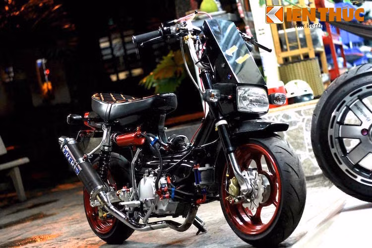 Được nhập vào Việt Nam từ Nhật với số lượng khá lớn, ngày nay Honda Chaly "cúc cu" đã từ một chiếc xe máy nhỏ nhắn cho phái nữ để trở thành một mẫu xe được ưa chuộng để độ bởi những người chơi xe minibike. Học theo các tay chơi ở Nhật, chủ của chiếc Chaly này đã độ lại chiếc xe với loạt đồ chơi "khủng" nhập từ xứ Phù Tang.