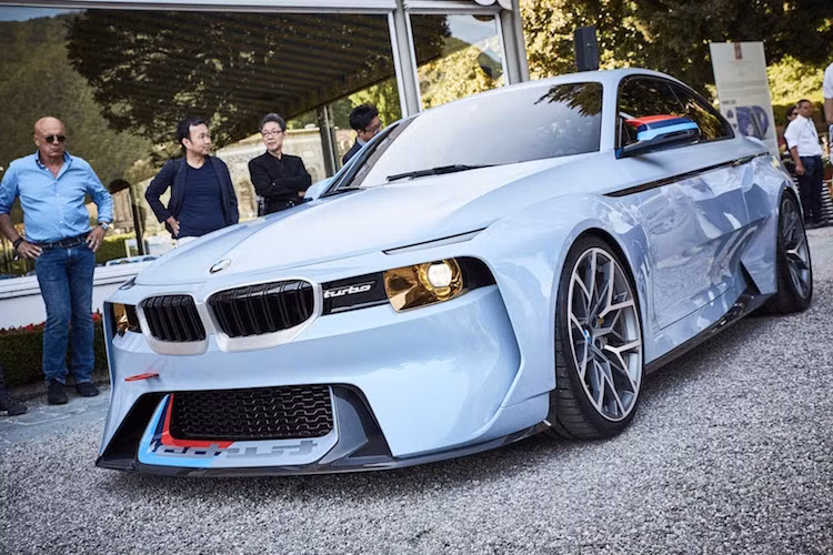 Cuối cùng, những mẫu xe hiện đại, sản xuất sau năm 1985 tới nay cũng chiếm số lượng đông đảo. Nhiều hãng sản xuất còn tự đem một bộ sưu tập nhỏ tới tham gia, đồng thời giới thiệu xe mới. Một ví dụ đó là BMW với loạt xe hoài cổ Hommage, có đại diện mới nhất là 2002 Hommage Concept.