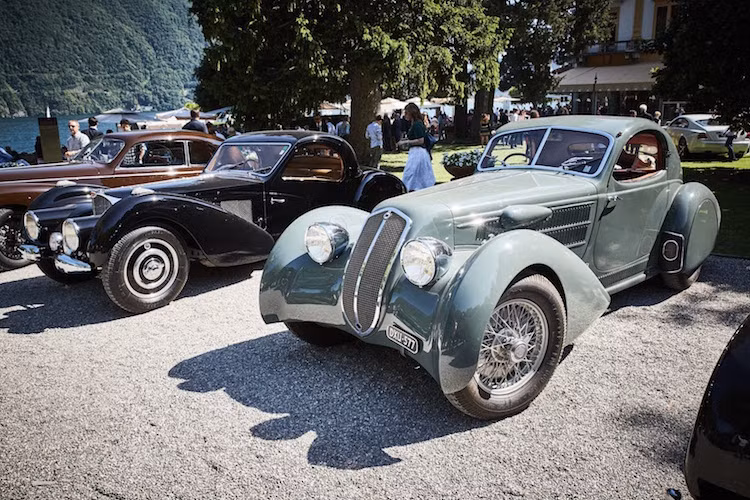 “Pre-war supercars – The fast and the flamboyant" gồm những siêu xe đại diện cho một thời kỳ tương đối sơ khai, khi loài người bắt đầu có tham vọng phá kỷ lục tốc độ với những chiếc xe có tính khí động học cao hơn.