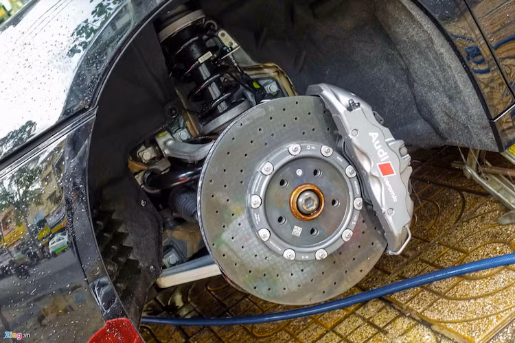 Để giúp chiếc xe giảm đốc, hệ thống phanh với đĩa thép trước 14,4 inch và đĩa sau 14 inch đã được Audi sử dụng, với tùy chọn đĩa phanh gốm-carbon. Tại Mỹ, một chiếc R8 V10 Plus mới được bán với giá 190.000 USD - khá rẻ so với hiệu năng của chiếc xe.